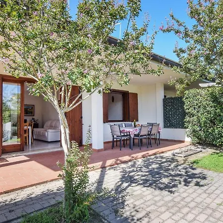 Сasa de vacaciones Awesome In Isola Albarella With Kitchen