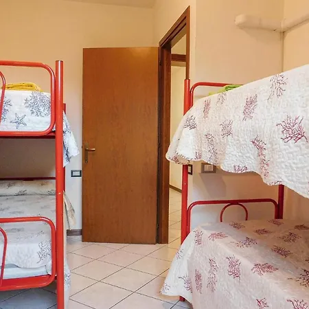 Сasa de vacaciones Awesome In Isola Albarella With Kitchen