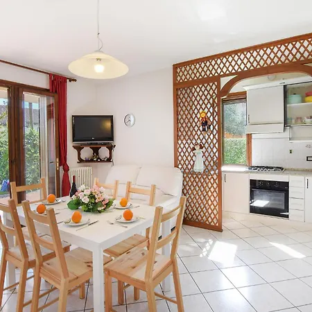 Сasa de vacaciones Awesome In Isola Albarella With Kitchen